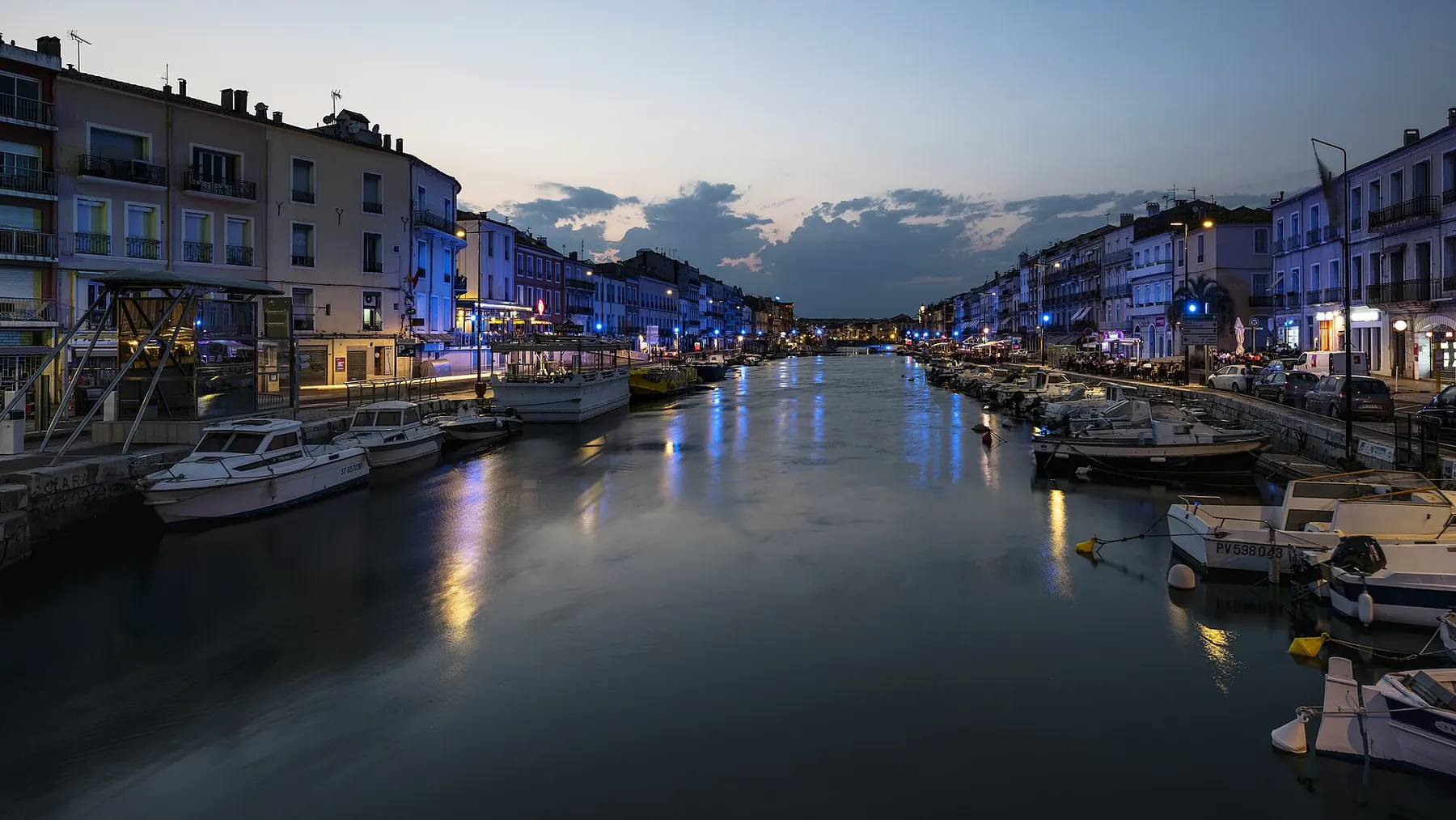 Le canal de Sète au crépuscule
